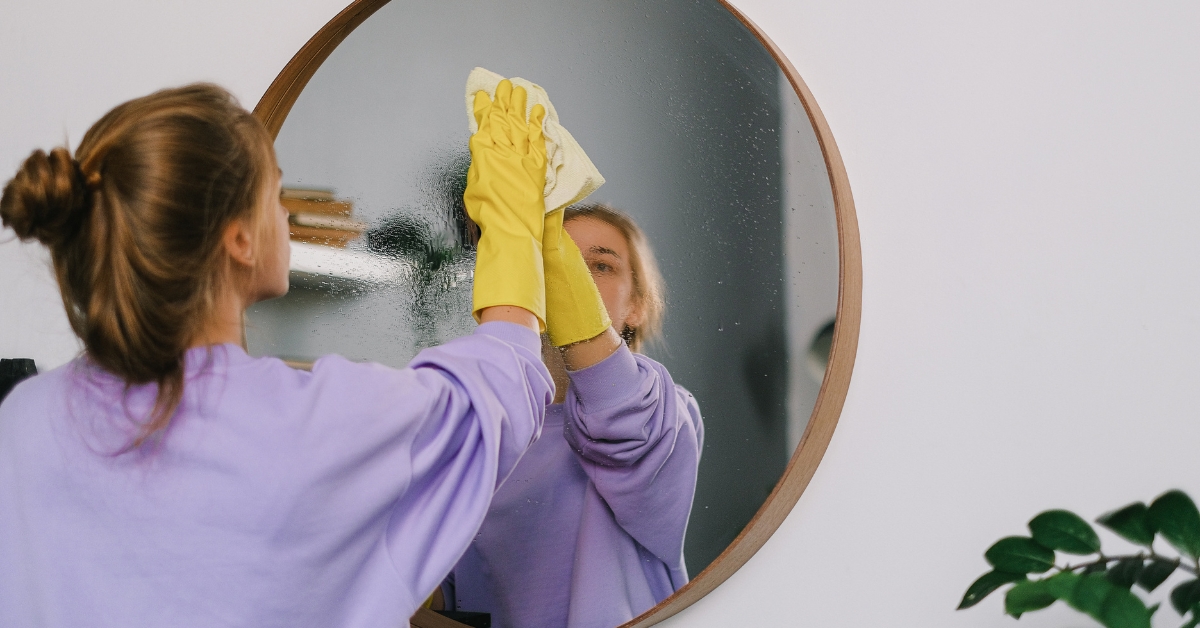 how to clean mirror