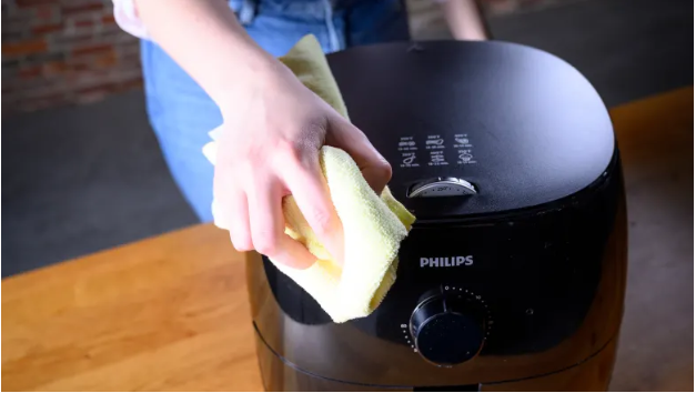Clean the Exterior of Air Fryer